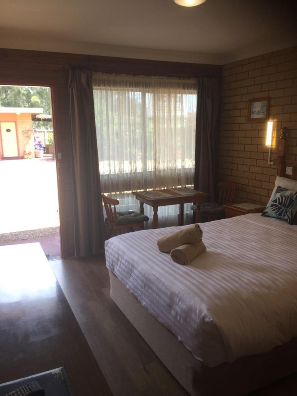 Lake Front Motel Entrance Bagian luar foto